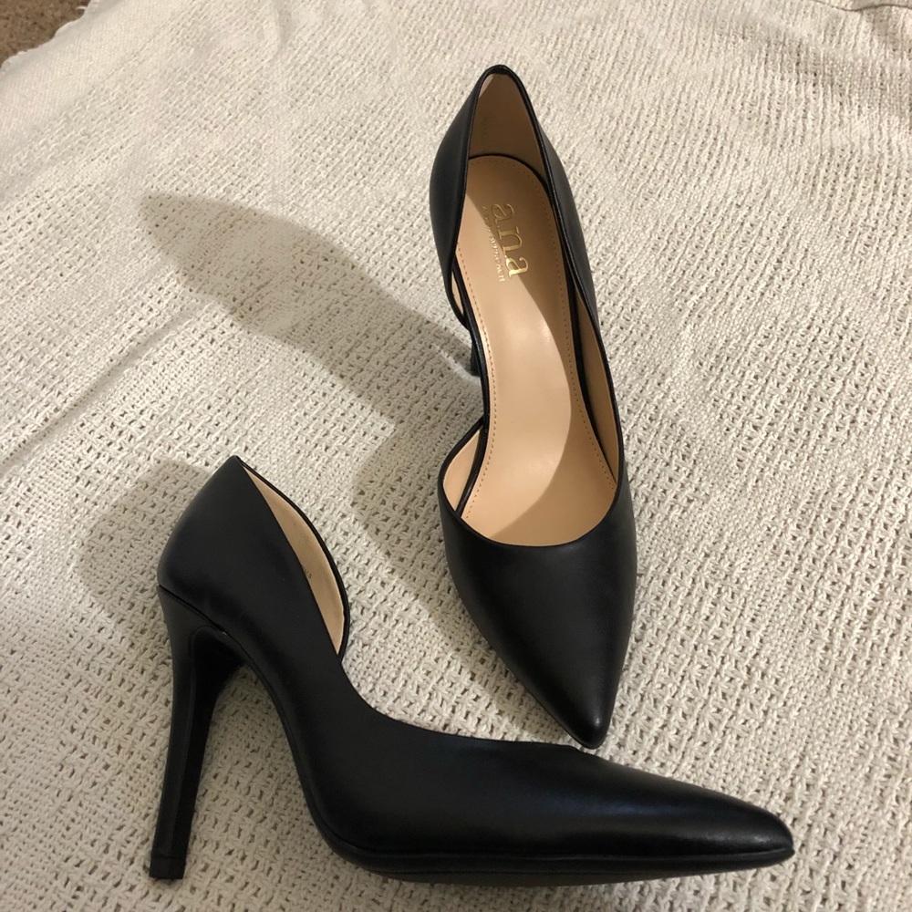 NWOT Ana Black leather pumps
